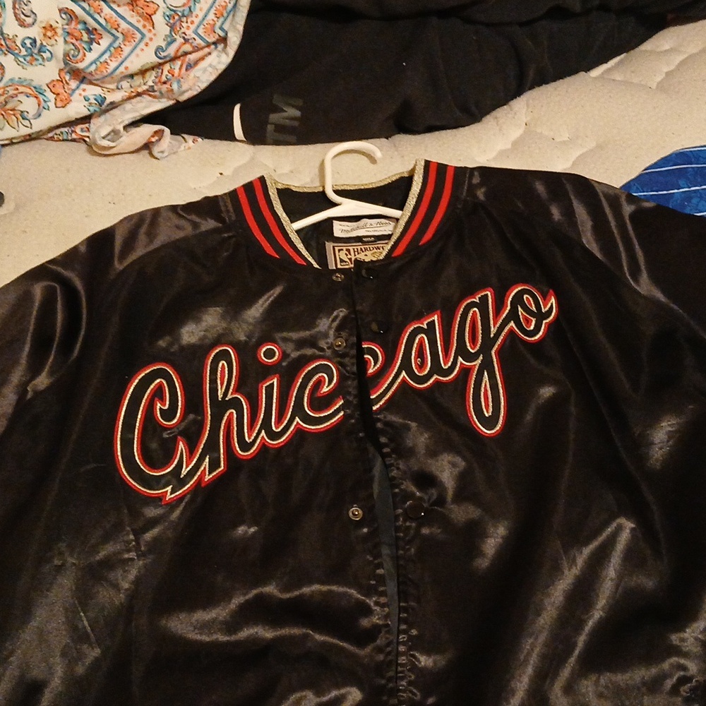 Mitchell and ness Chicago bulls jacket sz 4xl used in excellent condition